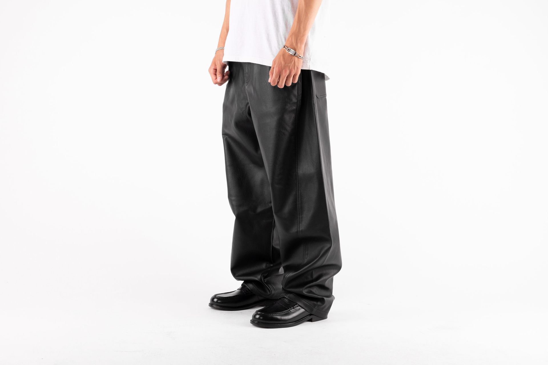 【AJO AJOBYAJO】24FW★ Vegan Leather Curved Pants MUSINSA | AJOBYAJO Vegan Leather Curved Pants [BLACK]